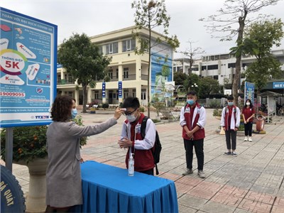 Học sinh trên địa bàn huyện Gia Lâm đi học trở lại sau kỳ nghỉ Tết Nguyên đán và phòng dịch COVID-19.